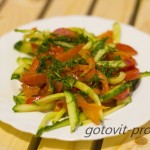 Теплое овощное блюдо – острый салат из огурцов.