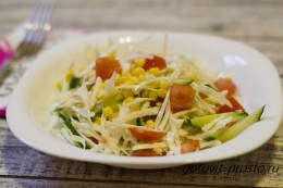 Салат витаминный с капустой и кукурузой
