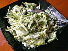 Простой в приготовлении – вкусный в употреблении: салат с капустой «Летний».